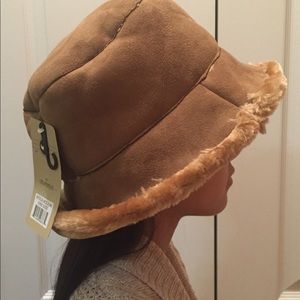 Warm! Faux suede & fur cloche hat ❄️
